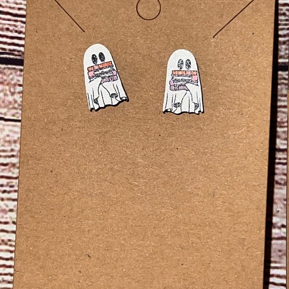 SUPER CUTE GHOST HOLDING BOOKS WOOD EARRINGS - Picture 10 of 11